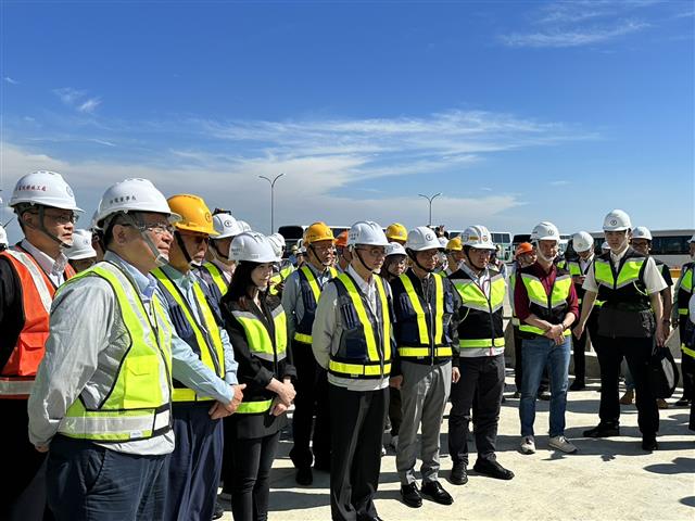 行政院卓榮泰院長視察中油公司觀塘接收站及台電公司大潭電廠增建燃氣機組試運轉情形