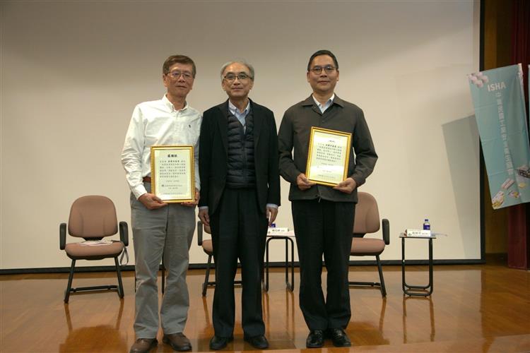 The Director-General Yang presents a certificate of appreciation to convener and deputy convener. 