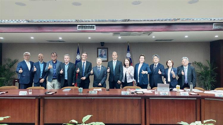 Minister Kung (fifth left) and Trade Council of Denmark Director Sand (sixth right), pose for a group photo after their recent meeting.