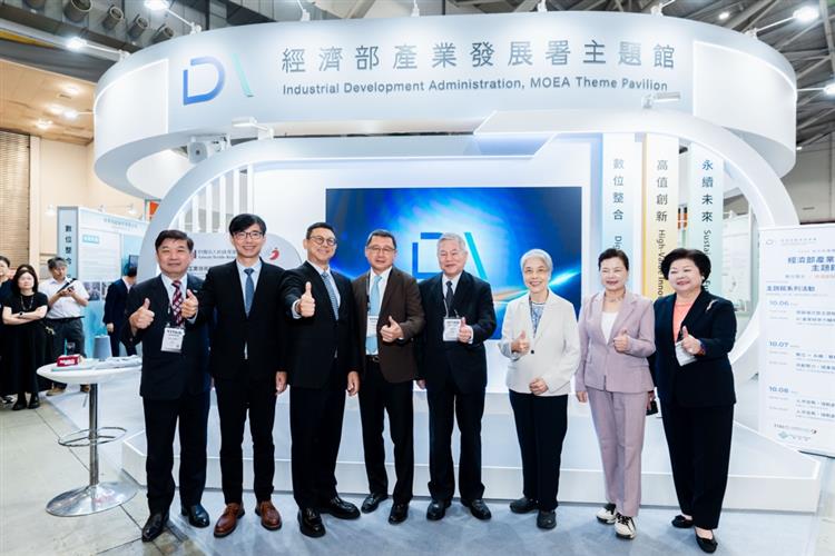 AI 3分鐘報價、廢碳纖維變鞋墊、自動充氣睡墊打入國際品牌！ 產發署TITAS主題館首度亮相秀轉型實績