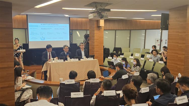 開啟彈跳視窗，連結到經濟部賴建信次長主持離岸風電、太陽光電社會溝通會議(jpg檔)