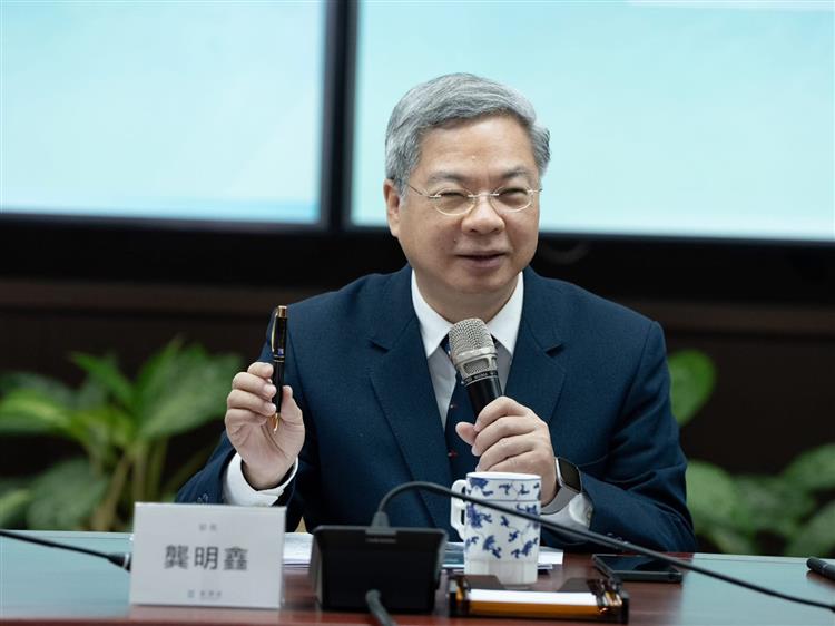 開啟彈跳視窗，連結到龔部長會中展示「矽盛世宣言及台美經濟安全合作聯合聲明」簽署紀念筆。(jpg檔)