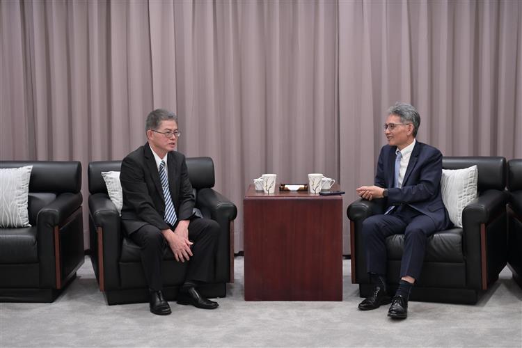 開啟彈跳視窗，連結到右側：法務部廉政署謝名冠署長；左側：經濟部賴建信次長(jpg檔)