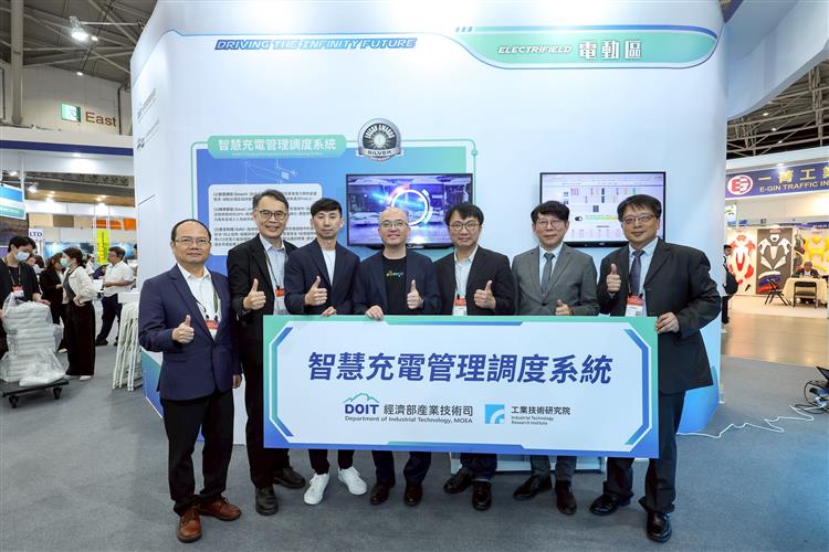開啟彈跳視窗，連結到工研院首創的「智慧充電管理調度系統」結合AI智慧調控與彈性排程技術，成功協助中興巴士電巴場站精準調配充電時機、提升空間使用效率。(jpg檔)