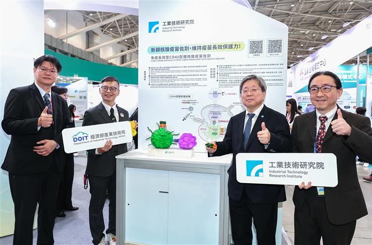 開啟彈跳視窗，連結到工研院開發「免疫長效型CD40配體核酸疫苗佐劑」以六倍體 CD40 配體啟動雙重免疫活化機制，顯著提升疫苗保護效果與持久性，減少追加接種次數。(jpg檔)