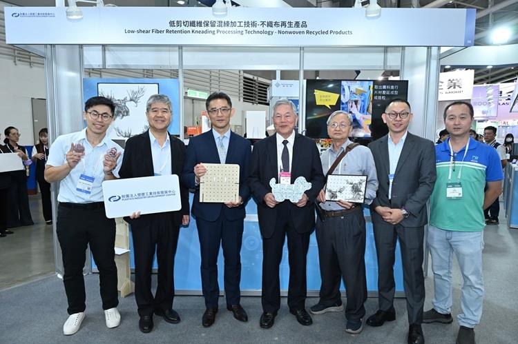 開啟彈跳視窗，連結到塑膠中心研發的「不織布再生產品」，以不織布廢料為來源，採低剪切物理回收製程，回收率達100%，可應用於民生與家具並再利用。(jpg檔)