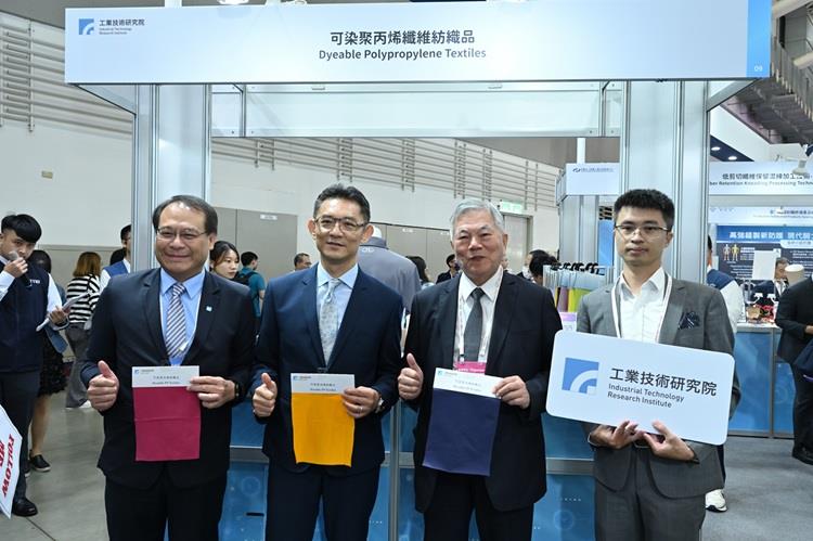 開啟彈跳視窗，連結到工研發研發的「可染聚丙烯纖維紡織品」，突破PP染色瓶頸，展現中深色與高堅牢度，打造輕盈快乾、保溫抑菌的低碳時尚纖維。(jpg檔)