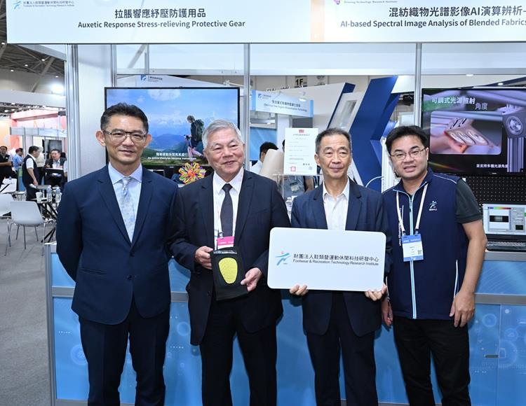 開啟彈跳視窗，連結到鞋技中心研發的「拉脹響應」結構，可順應服貼在關節，使護膝更服貼，分散壓迫；以及吸震鞋底可降低地面的衝擊。(jpg檔)