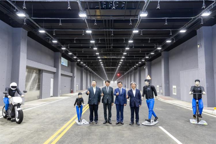 開啟彈跳視窗，連結到「智慧車電自駕車場域」的啟用，輔以車輛中心既有的國際級研測能量，為國內廠商提供接軌國際的測試平台。(jpg檔)
