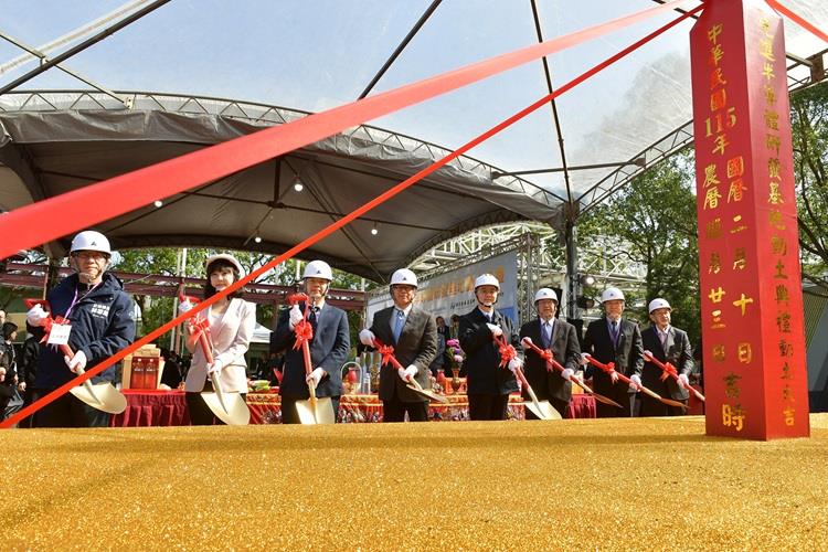 開啟彈跳視窗，連結到「先進半導體研發基地」為國內研究機構第一座新形態高科技半導體廠房及 12 吋先進製程試產線，將提供 28 至 90 奈米後段製程的研發與試產服務(jpg檔)
