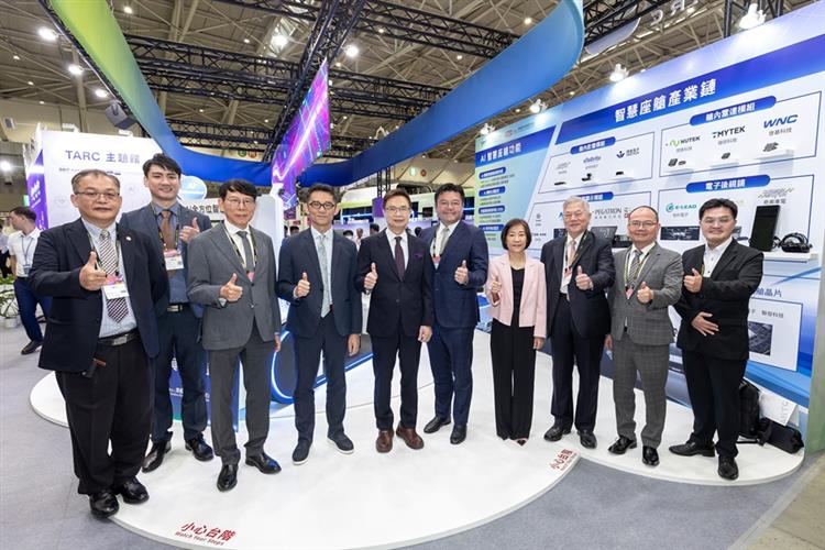 開啟彈跳視窗，連結到TARC主題館由主任委員暨車輛中心董事長王正健（左三）介紹台灣智慧車電研發實力(jpg檔)