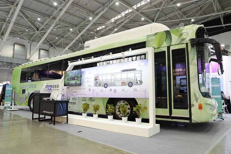 開啟彈跳視窗，連結到工研院開發台灣首輛16噸城際型氫能巴士，該車提供長途運輸純電動車（BEV）載重受限與充電耗時的解決方案(jpg檔)