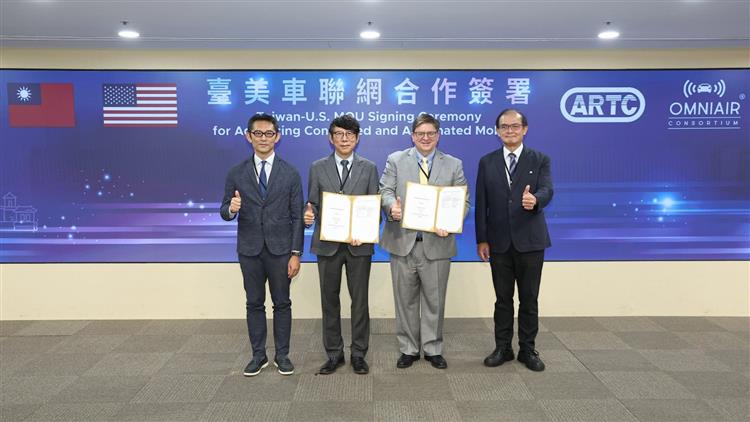 開啟彈跳視窗，連結到TARC主委暨車輛中心董事長王正健與美國OmniAir Consortium執行董事Jason M. Conley簽署合作備忘錄。(jpg檔)