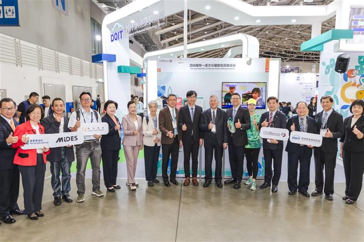 開啟彈跳視窗，連結到2026台北紡織展大會貴賓巡禮，由紡織綜合所協理邱勝福解說榮獲2026年R&D 100 Awards之「循環運動鞋：一材到底、完整回收」。(jpg檔)