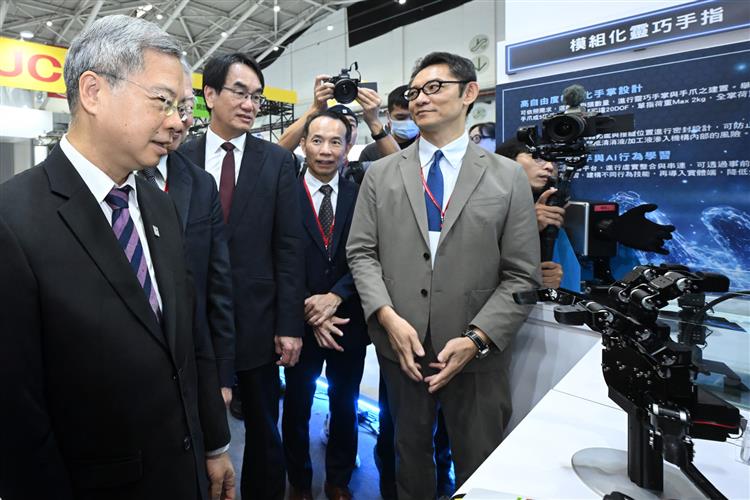 Open popup window for Minister of Economic Affairs Ming-Hsin Kung (left) views ITRI's AI Dexterous Robotic Hand(jpg)