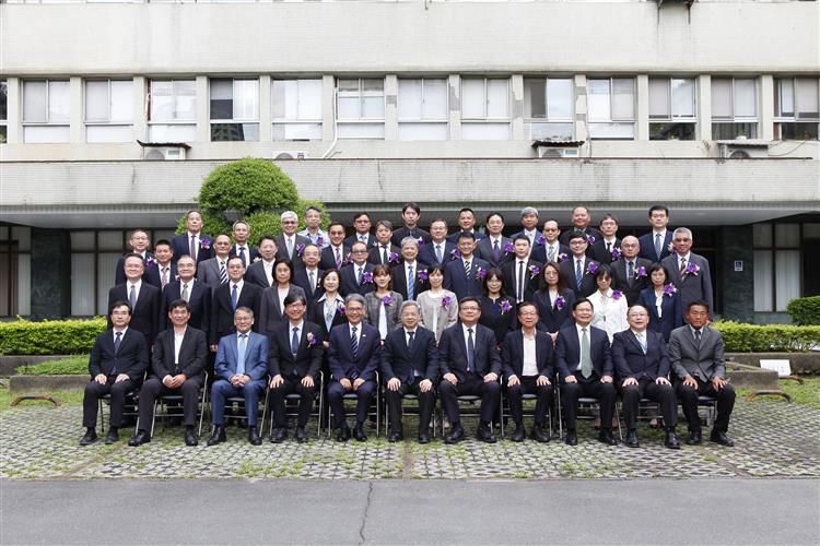 開啟彈跳視窗，連結到114年經濟部模範公務人員、優秀人員表揚大會合照(jpg檔)