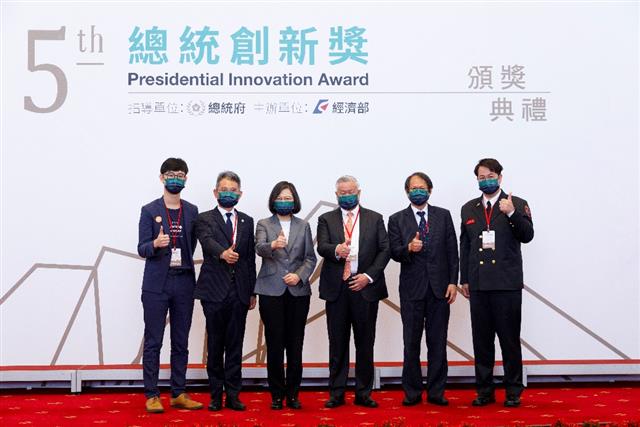 President Tsai Ing-wen and the five winners of the 5th Presidential Innovation Award.