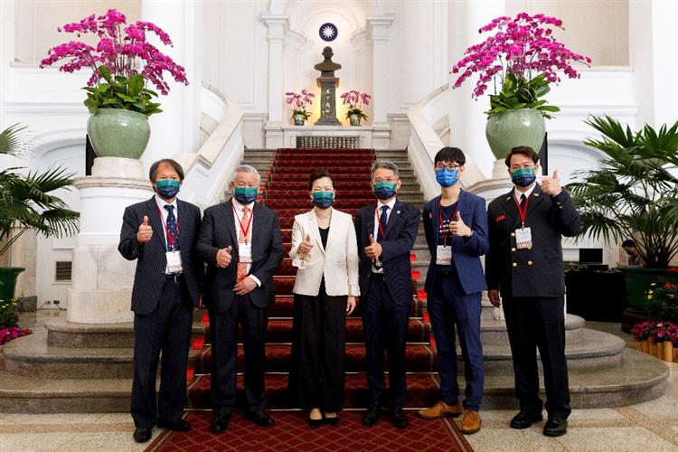 Open new window for Minister of Economic Affairs Wang Mei-hua and winners of the 5th Presidential Innovation Award.(jpg)
