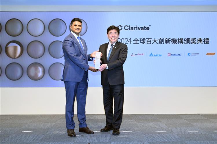Open new window for Clarivate's Vice President and Head of Strategy, Intellectual Property, presents the Top Global Innovators trophy to ITRI President Dr. Edwin Liu.(jpg)