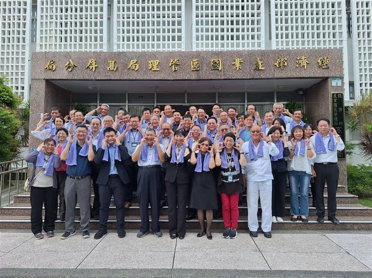 The Kaohsiung-Pingtung Branch of BIP held an innovative tea party to celebrate the anniversary, with 400 people participating in a pop-up event to form the bureau's emblem.