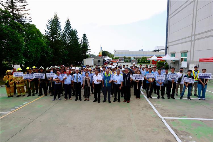 The Director of BIP, Yang, Po-Keng (front, third from left) poses for a group photo with participants and honored guests.