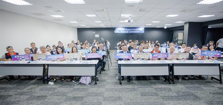 Ms. Wu Shu-Fang, acting Director of the Investment Services, posed for a group photo with distinguished guests attending the event.