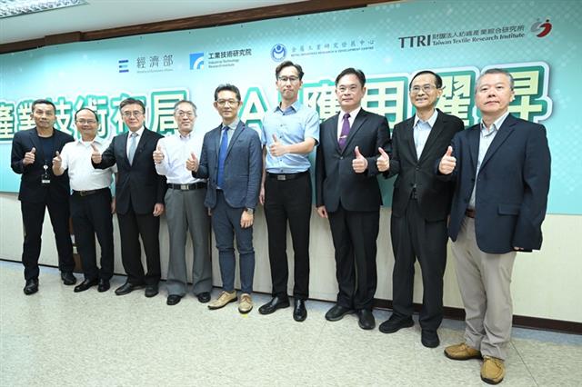 經濟部產業技術司今日舉辦「產業技術布局AI應用躍昇」記者會，宣布啟動「AI應用躍昇計畫」，攜手公協會與法人推動AI應用落地