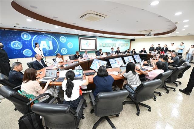 經濟部產業技術司今日舉辦「產業技術布局AI應用躍昇」記者會，產業技術司攜手法人代表與公協會，共同見證計畫啟動，展現跨產業推動AI應用的決心