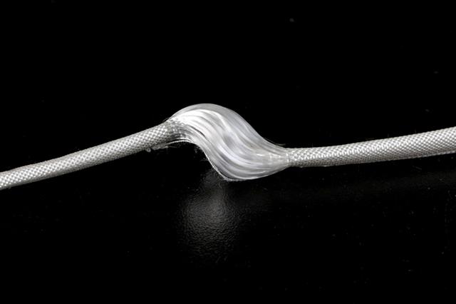 工研院開發的「仿生韌帶支架」，最大斷裂荷重為商用產品三倍，可促進細胞附著與組織再生，且採無銻觸媒技術，避免植入後釋放重金屬銻