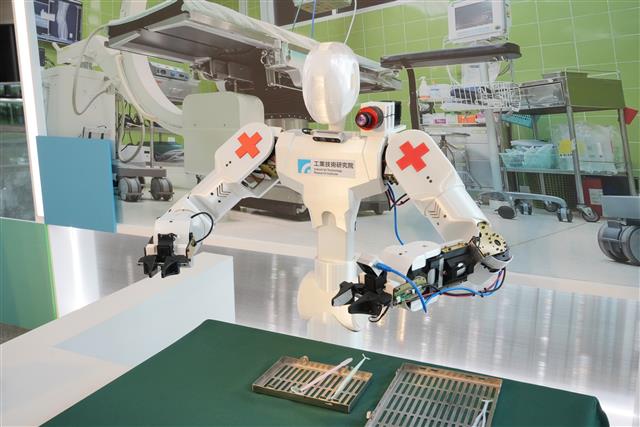 「智慧機器人創新與應用研發中心」今開幕，圖為安心器械機器人