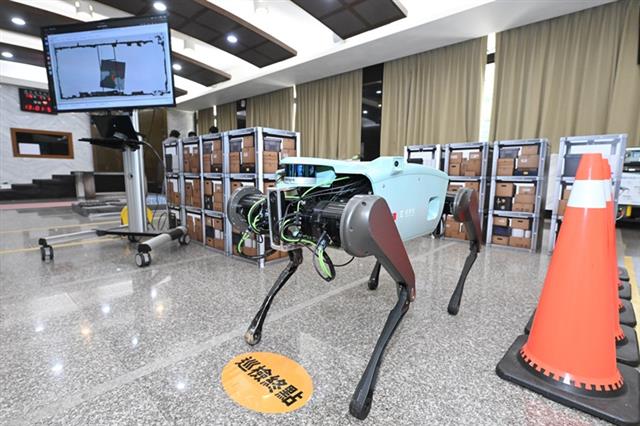 國產四足機器人結合 LiDAR 光達、自主定位與自主避障等技術，可於未知環境自主完成巡檢任務