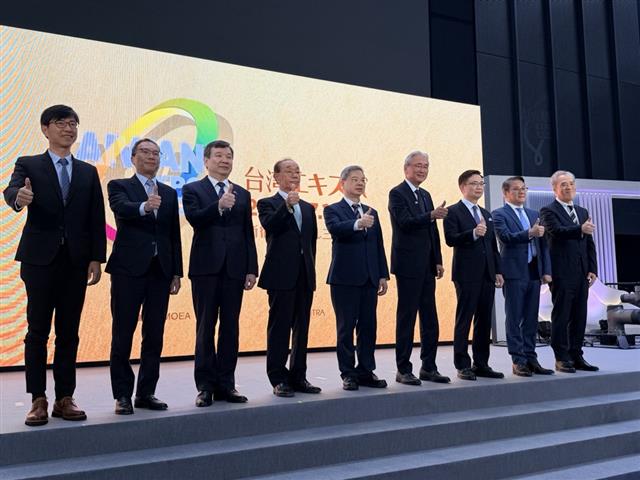 經濟部龔明鑫部長、產發署署長、貿易署署長、馬永成政委、駐日李逸洋大使、日台交流協會理事長、日台友好議員連盟會長、貿協董事長、日貿振興機構理事合影
