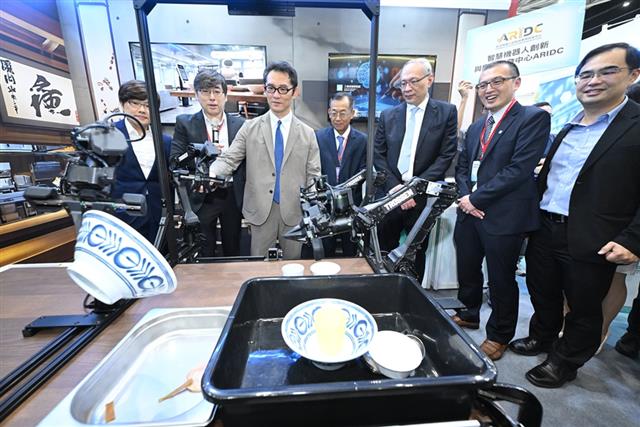 工研院「智慧餐桌清理機器人」透過少量示範即可利用AI自動學習，完成餐具夾取及桌面整理