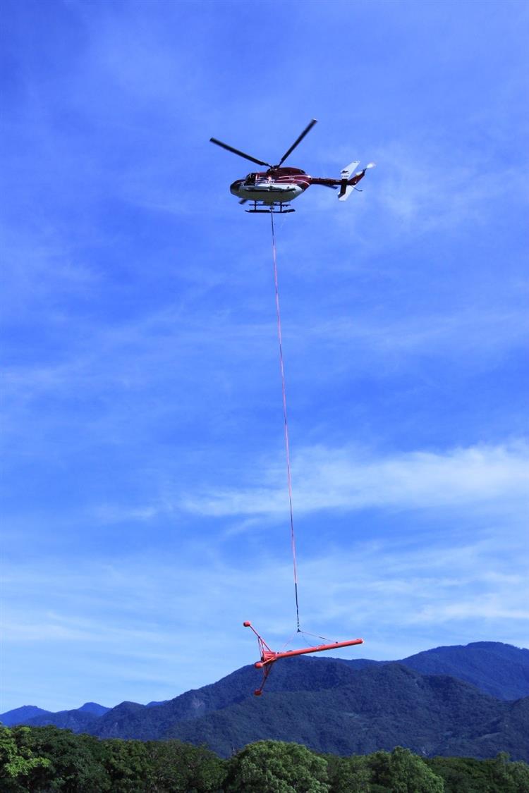 圖2、直升機吊掛三軸磁力拖鳥進行探測。          