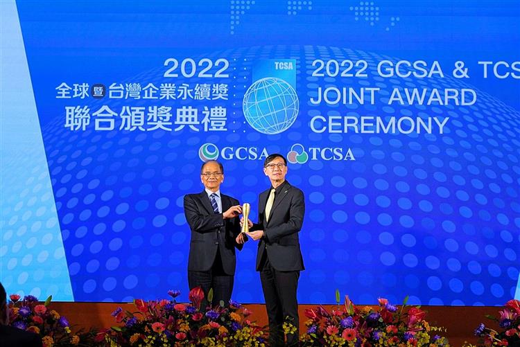 2022台灣企業永續獎今頒獎，台電由副總經理徐造華(右)接受立法院院長游錫堃頒獎表揚。