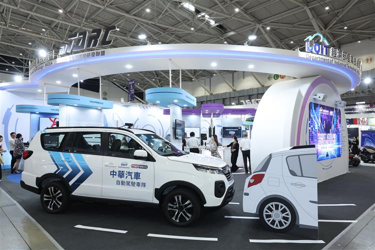 車輛中心的自駕車隊列技術除獲國際汽車技術大獎肯定，今年將與中華汽車合作，預計9月展開無人物流車隊上路運行。