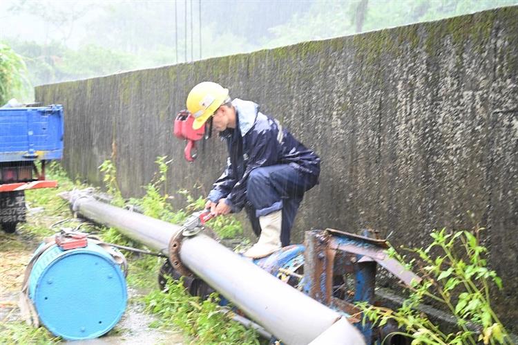 台水積極搶修 27日全面恢復供水-冒雨搶修