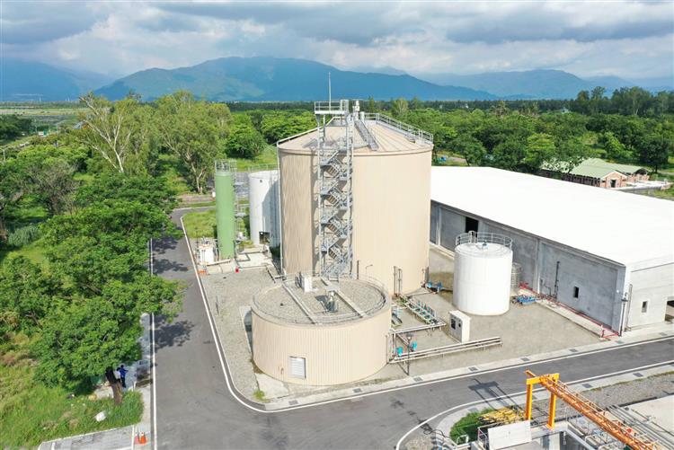 東海豐園區設置沼氣中心，將豬糞尿進行醱酵，產生沼氣可發電，固液分離後的沼渣，可製成有機質肥；沼液則可回收再利用