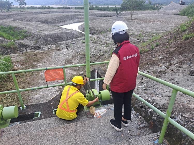 4東北季風及潭美颱風外圍環流嚴防豪雨，經濟部提前開設應變小組加強因應—九河水門檢查