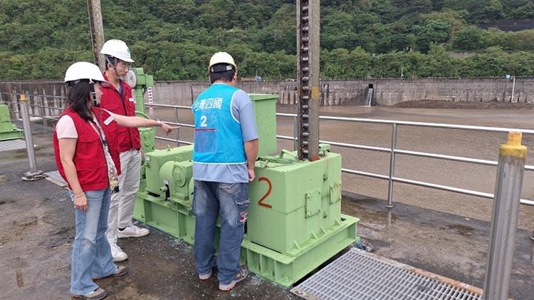 8東北季風及潭美颱風外圍環流嚴防豪雨，經濟部提前開設應變小組加強因應—十河分署員山子排砂道閘門2號機檢查