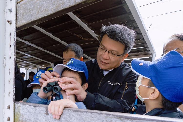 台電董事長曾文生與新港國小師生一起賞鳥，尋找黑面琵鷺、琵嘴鴨、赤頸鴨等候鳥的可愛身影。