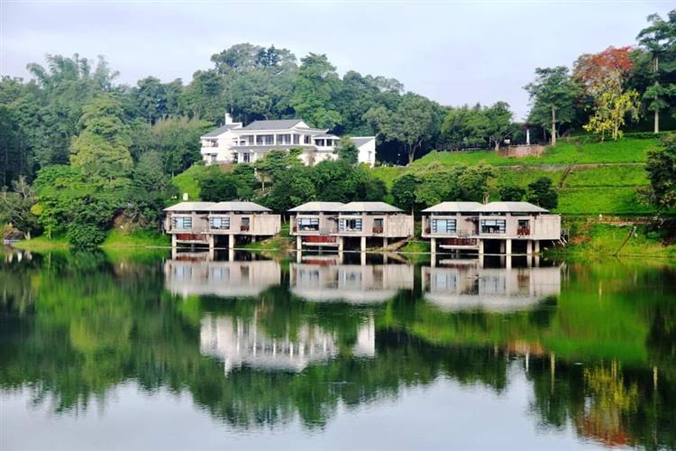 醉月小樓坐落在水庫湖上，獨特的空間設計讓入住的旅客能欣賞早晨的雲霧繚繞及黃昏的落日晚霞