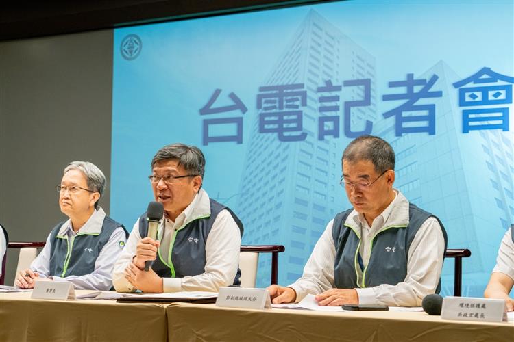 針對各界關注台中電廠機組，台電董事長曾文生今日召開記者會強調電廠依法運轉，而台中電廠無煤供電是台電目標，但穩定供電是台電首要天職，不能用無電達到無煤。