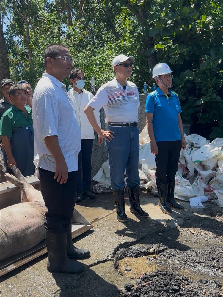 經濟部長郭智輝今(16)日上午勘查台糖海埔畜殖場災損及處置情形