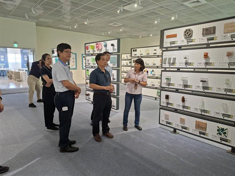 台糖公司副總經理曾見占率隊參觀「永續材質圖書館」並聽取館長陳靜珊(前排右一)導覽介紹