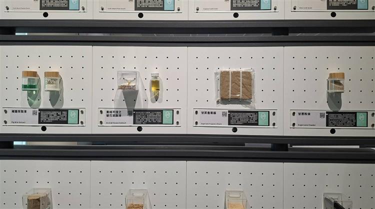 台糖於該館展示代表性永續材料，包含應用於美容保養品的蘭花萃取液、製成洗髮精的豬膽萃取液，以及可作為臭清潔品的蔗渣纖維粉等