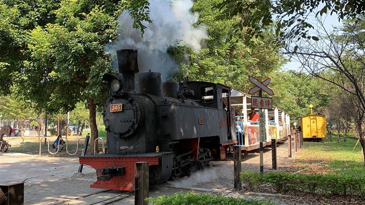 高齡77歲全臺唯一有固定行駛班次的人氣糖鐵「346蒸汽五分車」在進廠維修1年多後，將於今年10月24日重回溪湖糖廠載客奔馳。