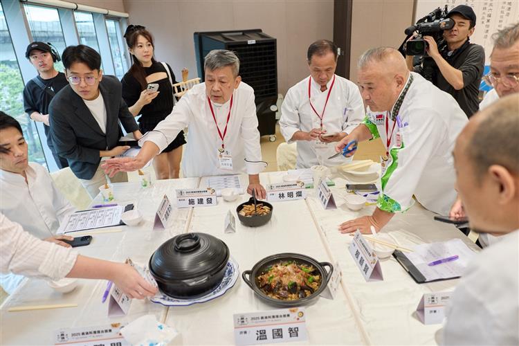 圖說2：本次專業評審團熱烈討論，嚴謹評選各大獎項名單。