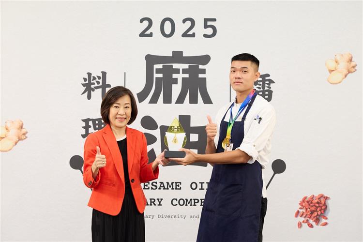 圖說4：「2025麻油料理擂台競賽」決賽創新組由「台北互舍酒店-互餐廳」的〈互舍椪餅〉勇奪金獎。