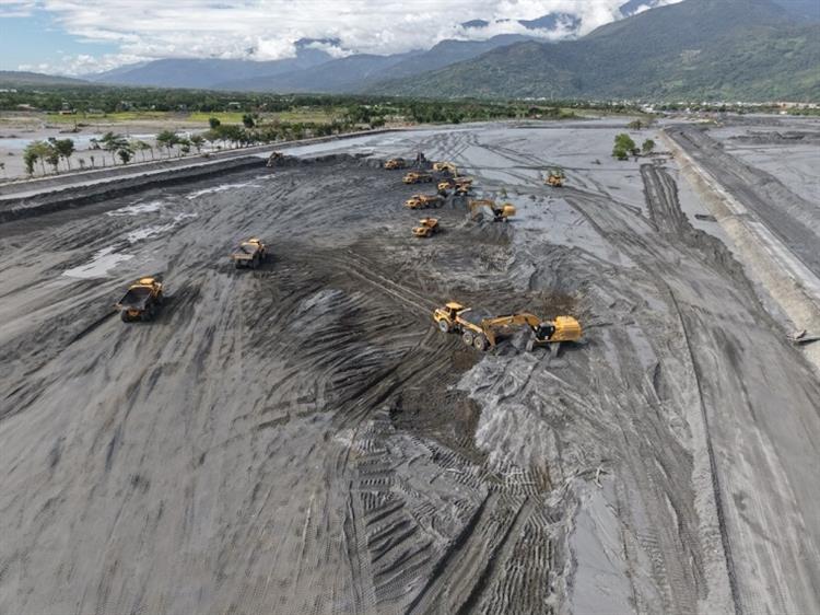 3.水利署全力動員辦理馬太鞍溪災後疏濬  加速恢復河防安全-六河分署馬太鞍與花蓮溪匯流口第六工區疏濬情形